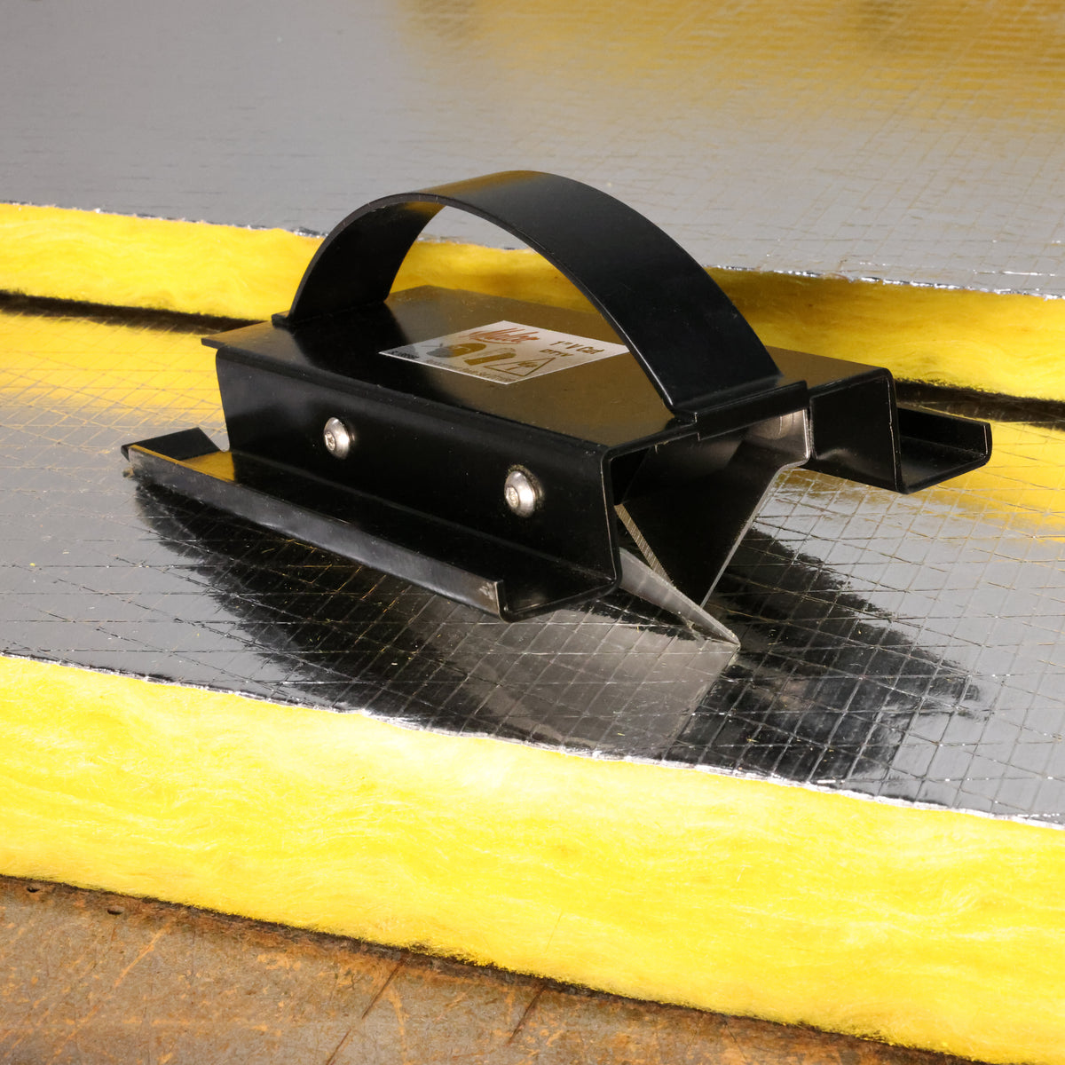 1″ V–CUT DUCT BOARD CUTTING TOOL – BLACK